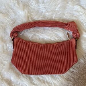 Ribbed hand bag